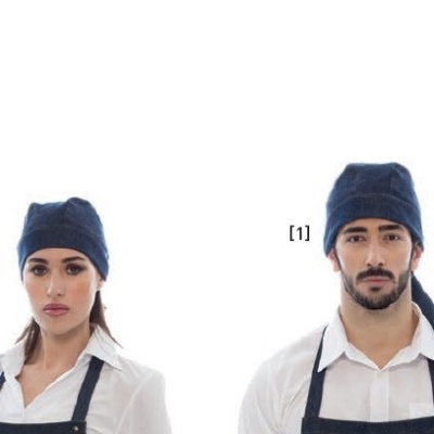 Dois modelos com aventais e gorros azuis em fundo branco