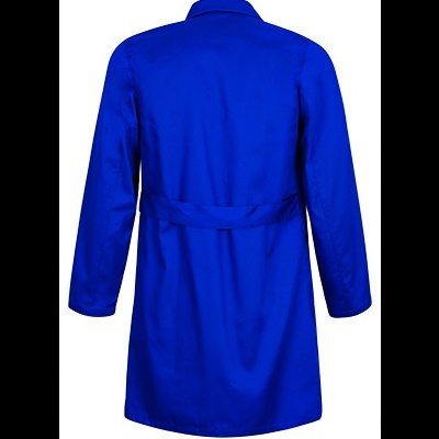 Casaco comprido azul royal visto de costas com cinto e gola simples