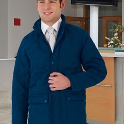 Homem com casaco acolchoado azul escuro, camisa branca e gravata cinza