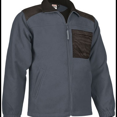 Casaco cinzento com bolso castanho e fecho à frente