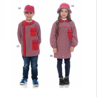 Crianças com túnicas escolares xadrez vermelho e branco e acessórios vermelhos.