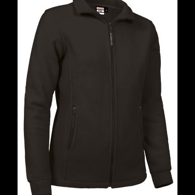 Casaco preto com fecho de correr e bolsos laterais em fundo branco