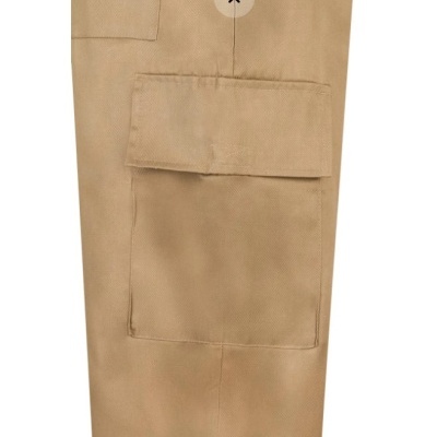 Calça bege com bolso grande de aba retangular