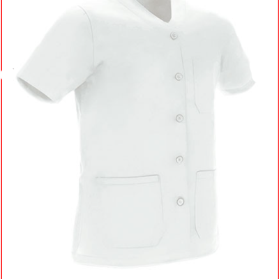 Camisola branca com botões e bolsos numa vista frontal