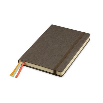 Caderno com capa castanha escura, elástico e fitas marcadoras coloridas