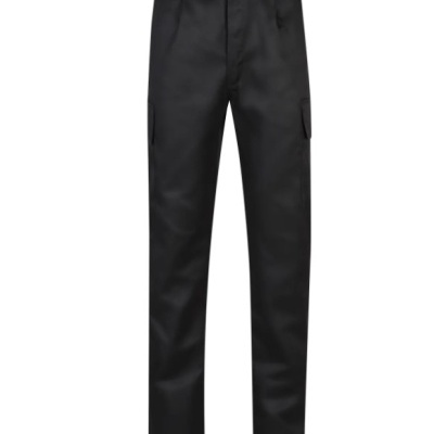 Calças pretas com corte reto em fundo branco