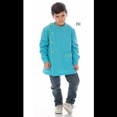 Criança com bata azul, calças jeans escuras e sapatilhas brancas