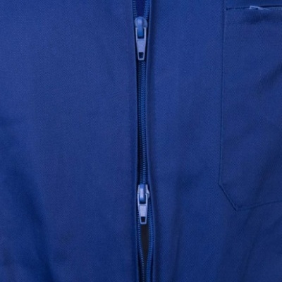 Casaco azul com fecho de correr duplo e bolso