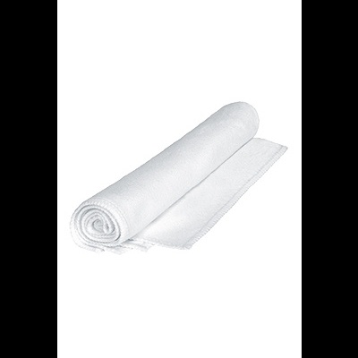 Toalha branca de algodão parcialmente enrolada sobre fundo branco