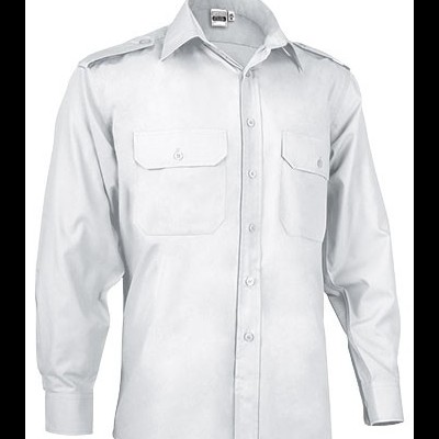 Camisa branca de tecido liso com mangas compridas e bolsos frontais