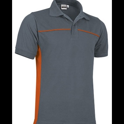 Polo cinza com detalhes laranja e gola clássica.