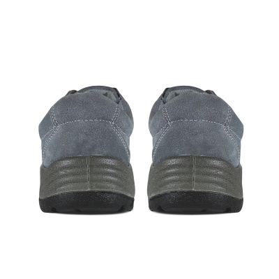 Sapatilhas cinzentas em camurça vistas de trás