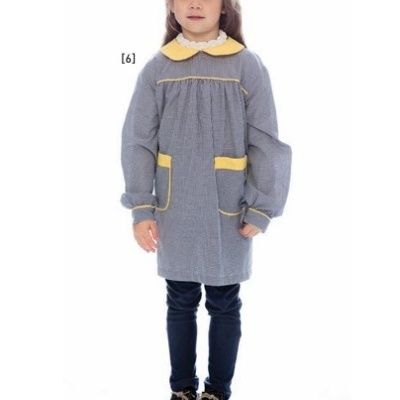 Criança com bata cinza e detalhes amarelos em fundo branco