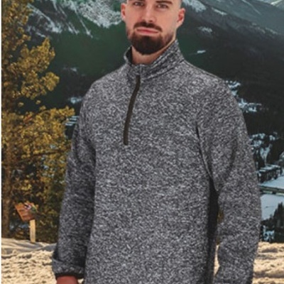 Homem com sweatshirt cinzenta de manga comprida e fecho preto, em paisagem de montanhas e neve