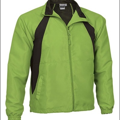 Casaco leve verde com detalhes pretos e fecho de correr