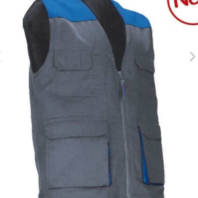 Colete de trabalho cinzento com detalhes azuis e pretos, com fecho de correr e bolsos frontais.