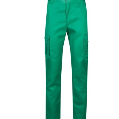 Calças verdes tipo cargo sobre fundo branco