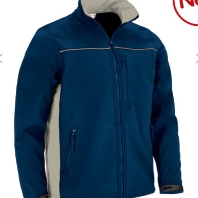 Casaco azul escuro com detalhes cinza e fechos de correr