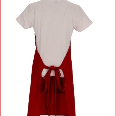 Avental vermelho amarrado nas costas e t-shirt branca por baixo