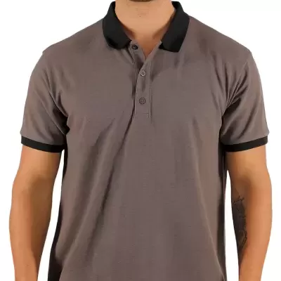 Homem com camiseta polo cinzenta com gola preta e botões, calças cinzentas, fundo branco