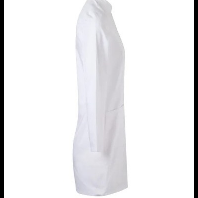 Vestido branco de manga comprida com bolso lateral