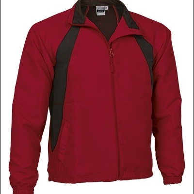 Casaco vermelho com detalhes pretos e fecho frontal