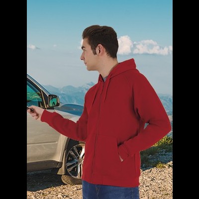 Homem com hoodie vermelho junto a carro em ambiente montanhoso