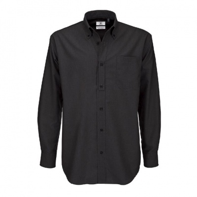 Camisa preta de manga comprida com bolso no peito e botões frontais