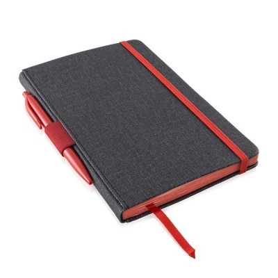 caderno cinzento escuro com elástico e caneta vermelha