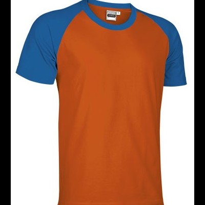 Camiseta manga curta laranja com mangas azuis e gola azul