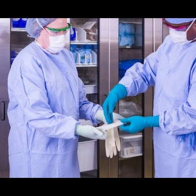 Profissionais de saúde com equipamento de proteção em ambiente hospitalar