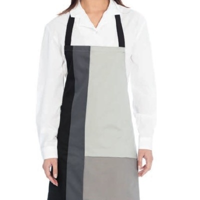 Mulher a usar avental comprido com blocos de cor preto e vários tons de cinzento