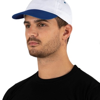 Boné branco com pala azul usado por homem com t-shirt preta