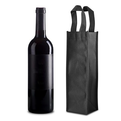 Garrafa de vinho preta ao lado de sacola preta para garrafas
