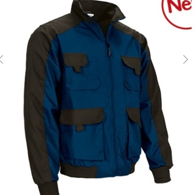 Casaco de trabalho azul com detalhes pretos e bolsos frontais