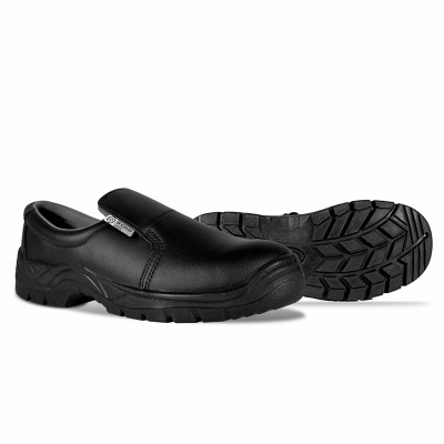 Sapatos pretos tipo mocassim com sola grossa e etiqueta lateral