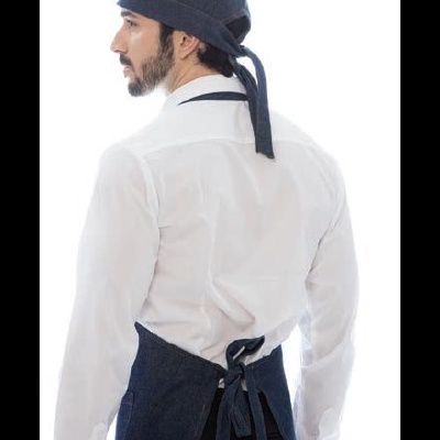 Homem vestindo avental e bandana escuros com camisa branca vista pelas costas