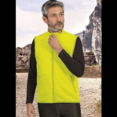 Homem com colete amarelo fluorescente ao ar livre em ambiente rochoso
