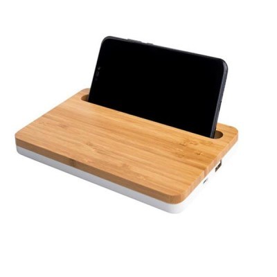 Base de carregamento com suporte em madeira e smartphone