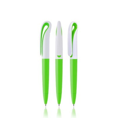Três canetas verdes e brancas com clipe sobre fundo branco