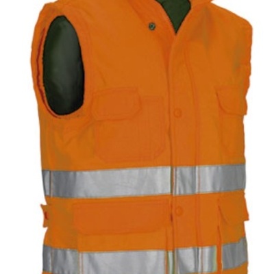 Colete de segurança laranja com faixas refletoras e bolsos.