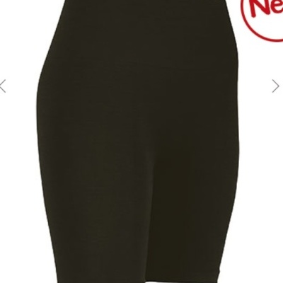 Calções pretos justos com cintura alta e corte acima do joelho