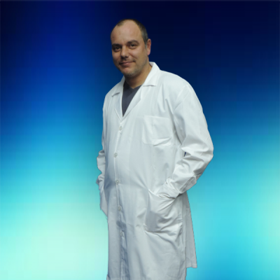 Homem com jaleco branco de laboratório em fundo azul degradê