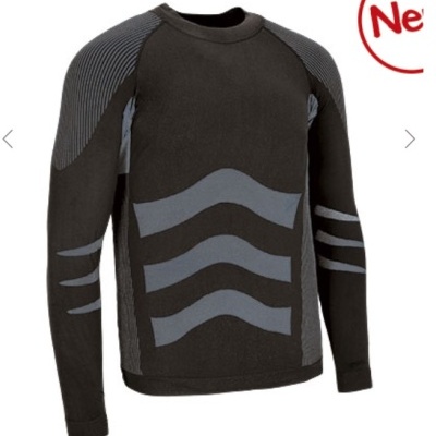 Camisola desportiva preta com padrões cinzentos e detalhe 'New' vermelho