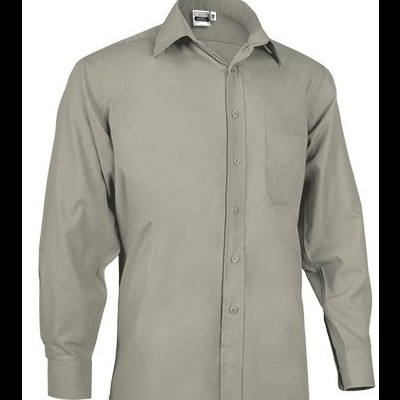 Camisa cinza claro de manga comprida com bolso e botões frontais