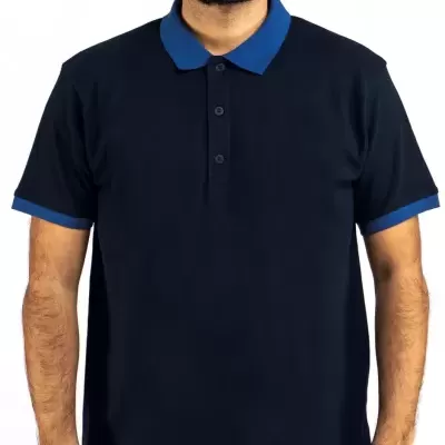 Homem veste polo azul escuro com gola azul claro e botões no peito