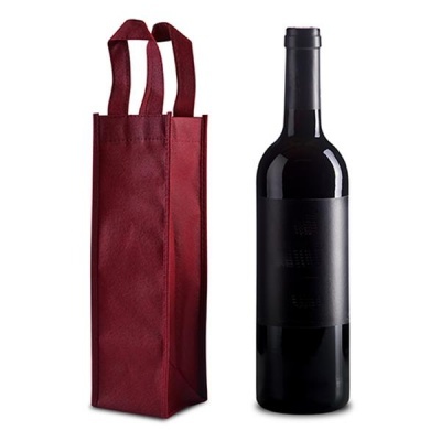 Garrafa de vinho preta e saco térmico vermelho lado a lado