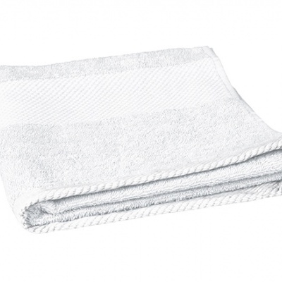 Toalha branca dobrada com faixa decorativa