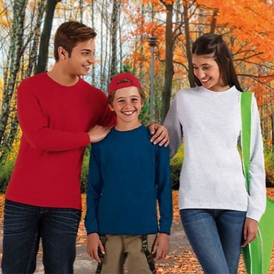 Três pessoas vestindo camisolas de manga comprida coloridas e calças em cenário de outono