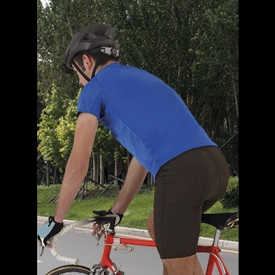 Homem de costas a pedalar bicicleta vermelha em parque, vestido com camisola azul e calções pretos